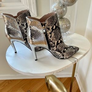 🔥🔥SOLD 🔥🔥BCBG LEATHER BOOTIE